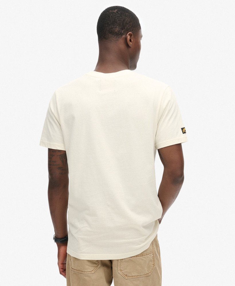 camiseta com estampa de logo em relevo na cor branca arroz