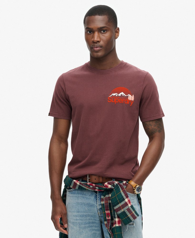 camiseta great outdoor com estampa no peito na cor marrom rum com passas
