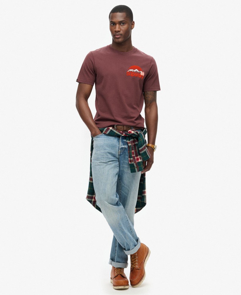 camiseta great outdoor com estampa no peito na cor marrom rum com passas
