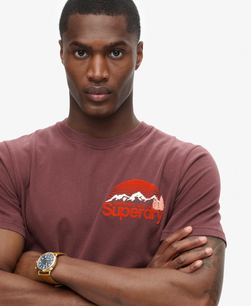camiseta great outdoor com estampa no peito na cor marrom rum com passas