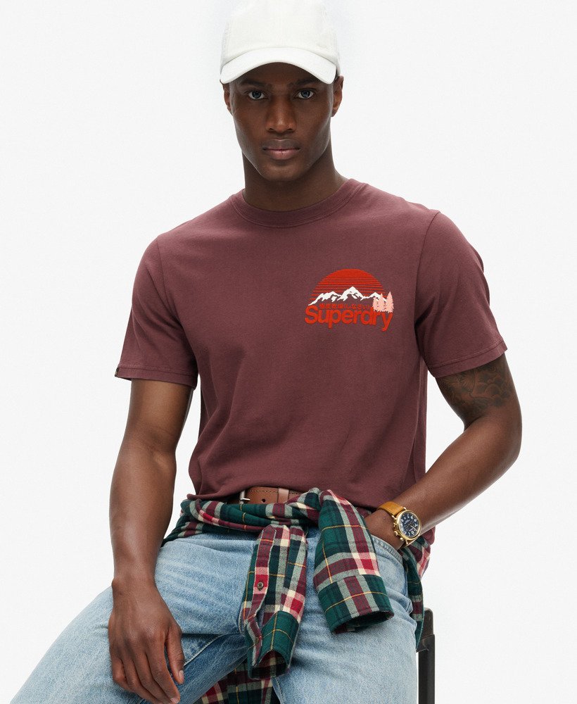 camiseta great outdoor com estampa no peito na cor marrom rum com passas