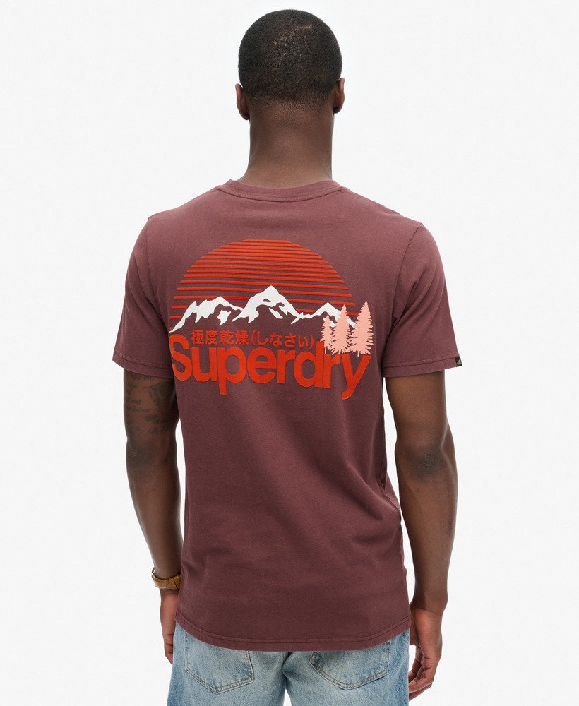 camiseta great outdoor com estampa no peito na cor marrom rum com passas