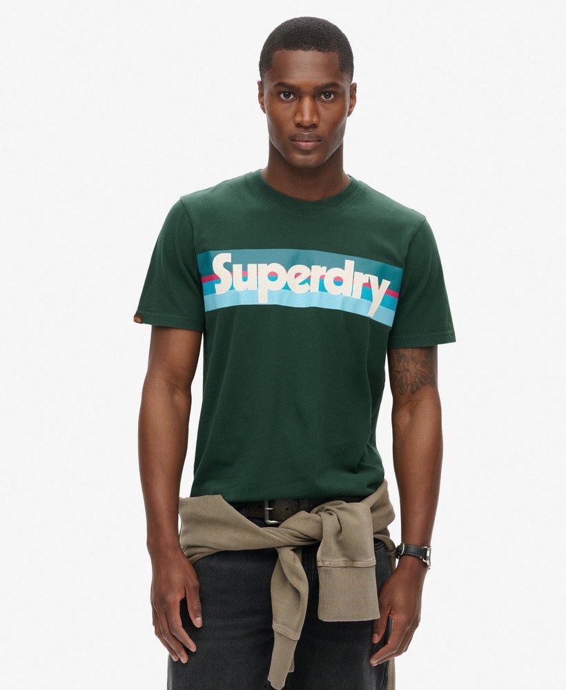 camiseta retrô com logo listrado na cor verde esmalte.