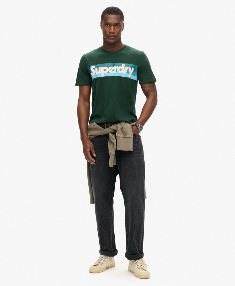 camiseta retrô com logo listrado na cor verde esmalte.