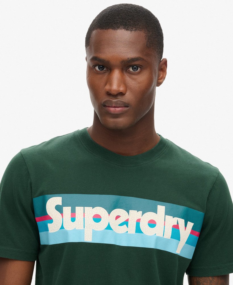camiseta retrô com logo listrado na cor verde esmalte.