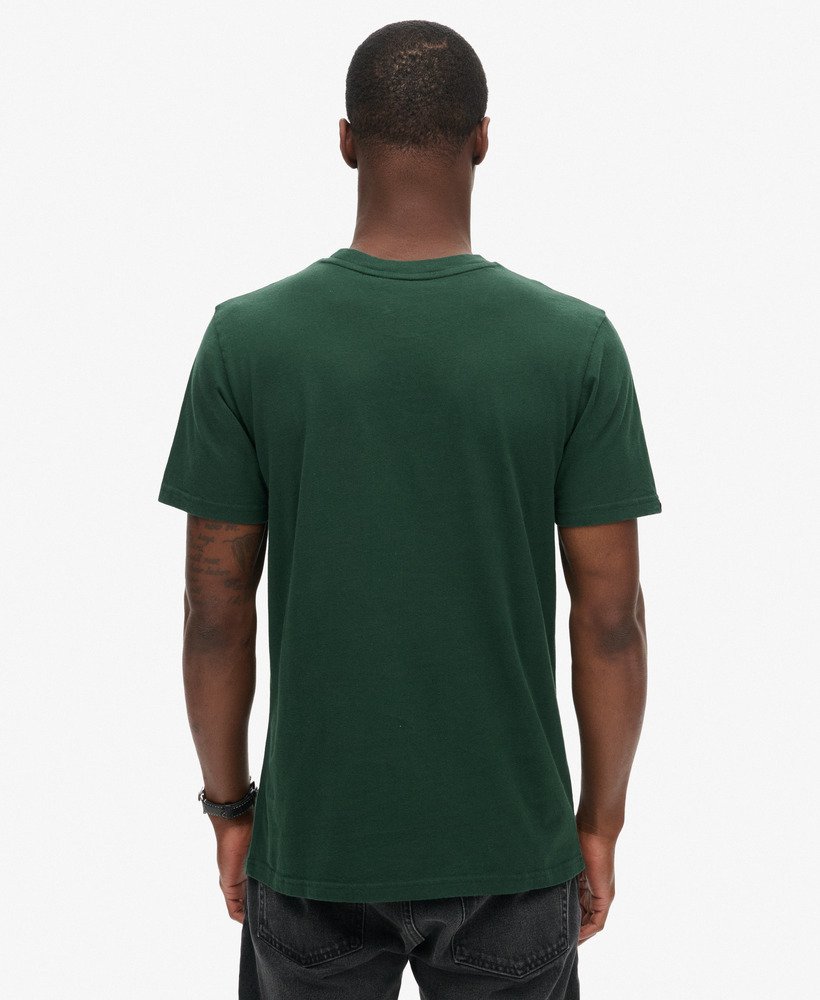 camiseta retrô com logo listrado na cor verde esmalte.