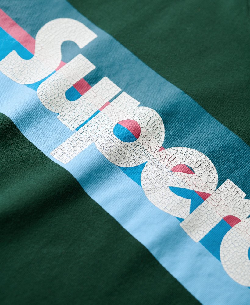 camiseta retrô com logo listrado na cor verde esmalte.