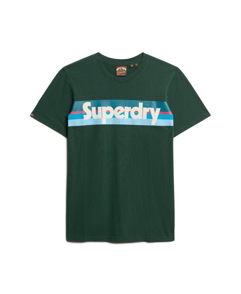 camiseta retrô com logo listrado na cor verde esmalte.