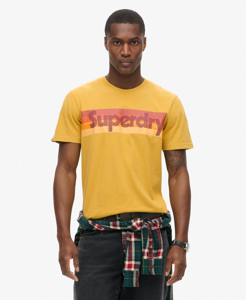 camiseta retrô com logo listrado em amarelo petróleo