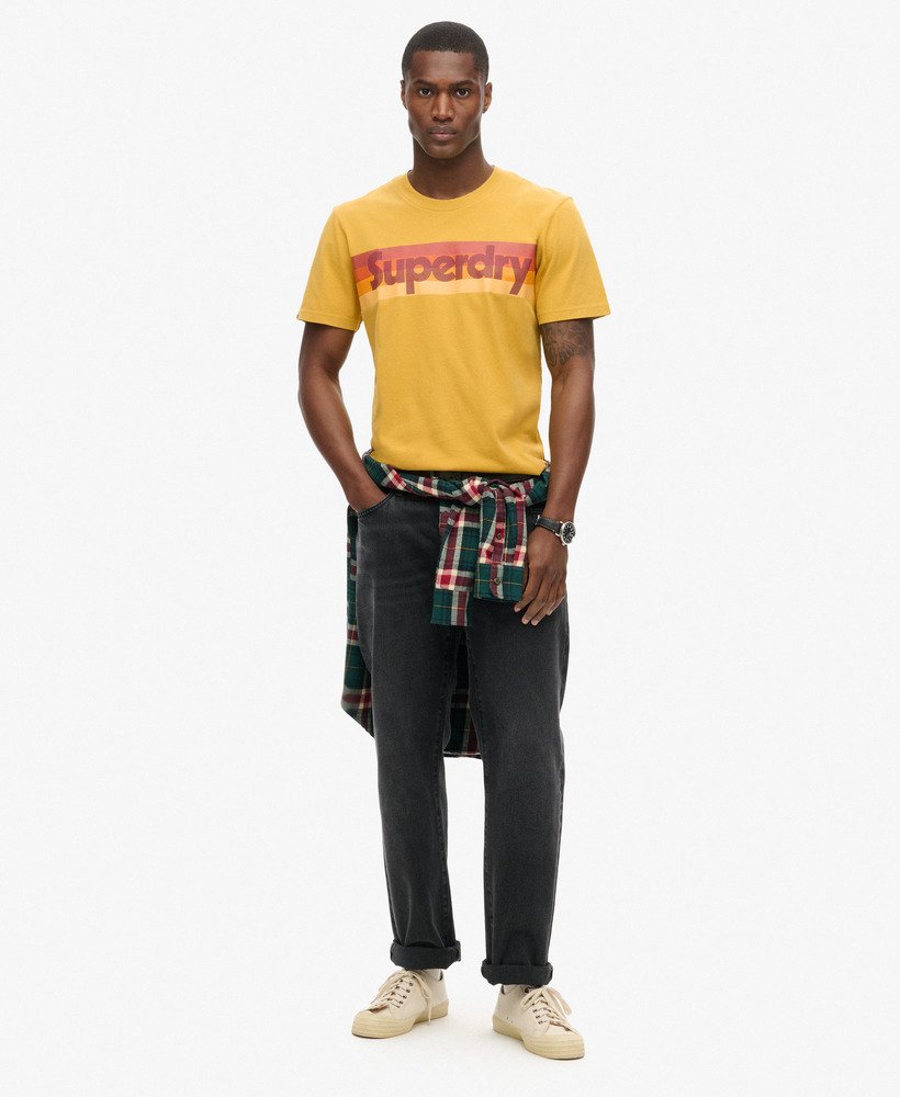 camiseta retrô com logo listrado em amarelo petróleo