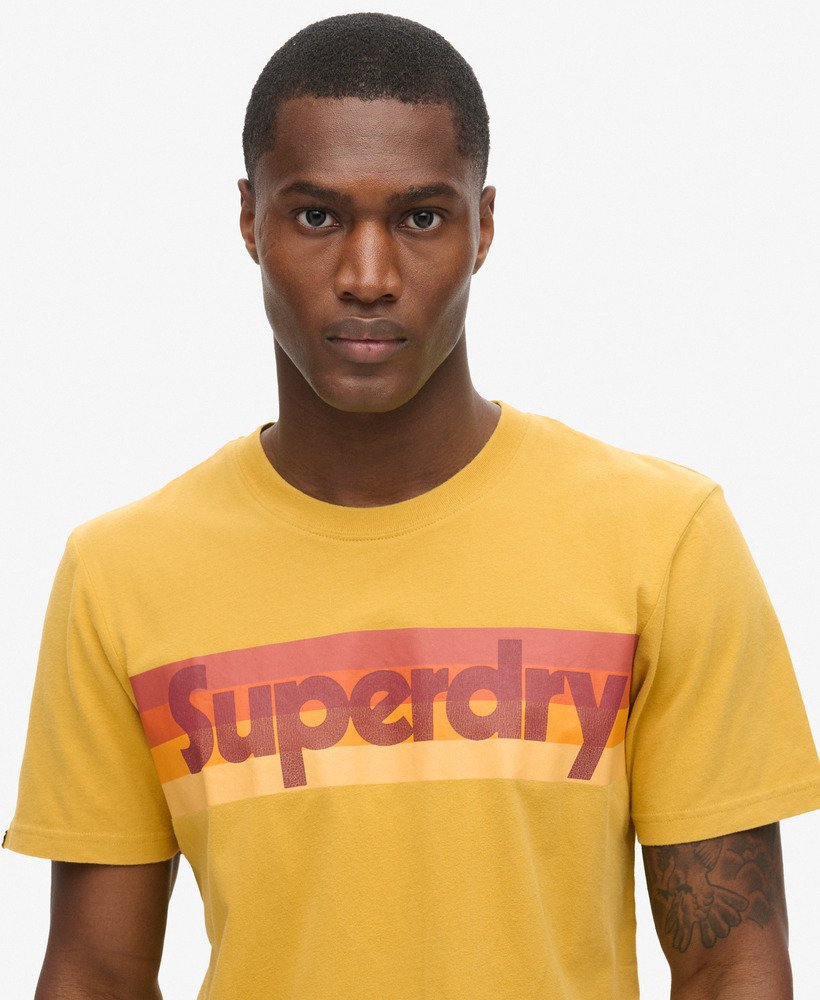 camiseta retrô com logo listrado em amarelo petróleo
