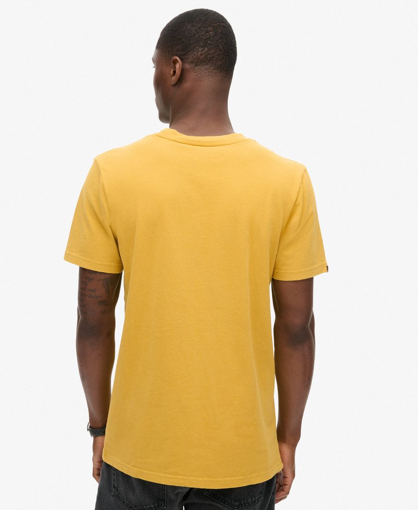 camiseta retrô com logo listrado em amarelo petróleo