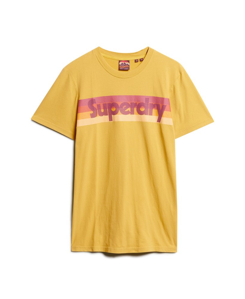 camiseta retrô com logo listrado em amarelo petróleo