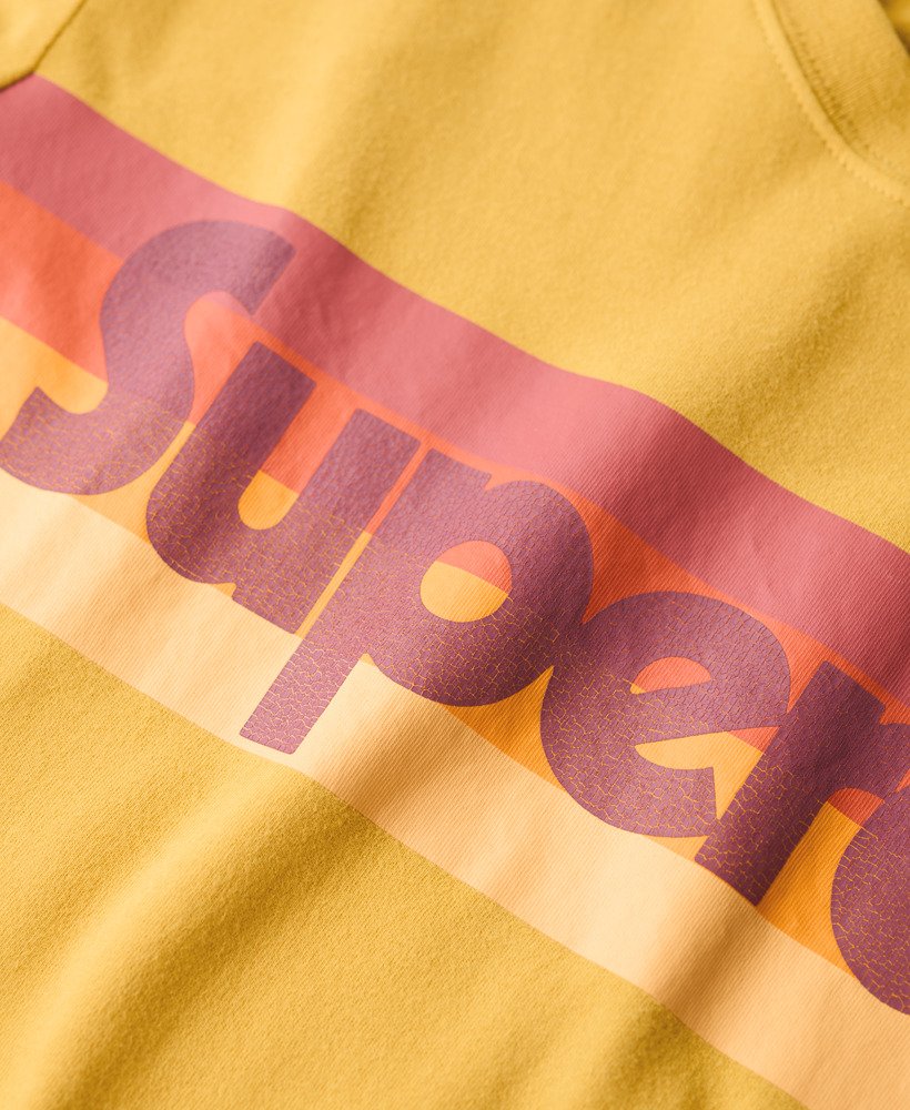 camiseta retrô com logo listrado em amarelo petróleo