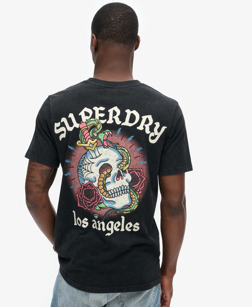 camiseta preta com estampa de tatuagem