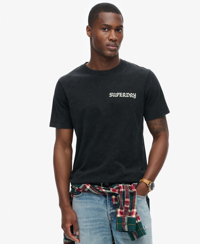 camiseta preta com estampa de tatuagem