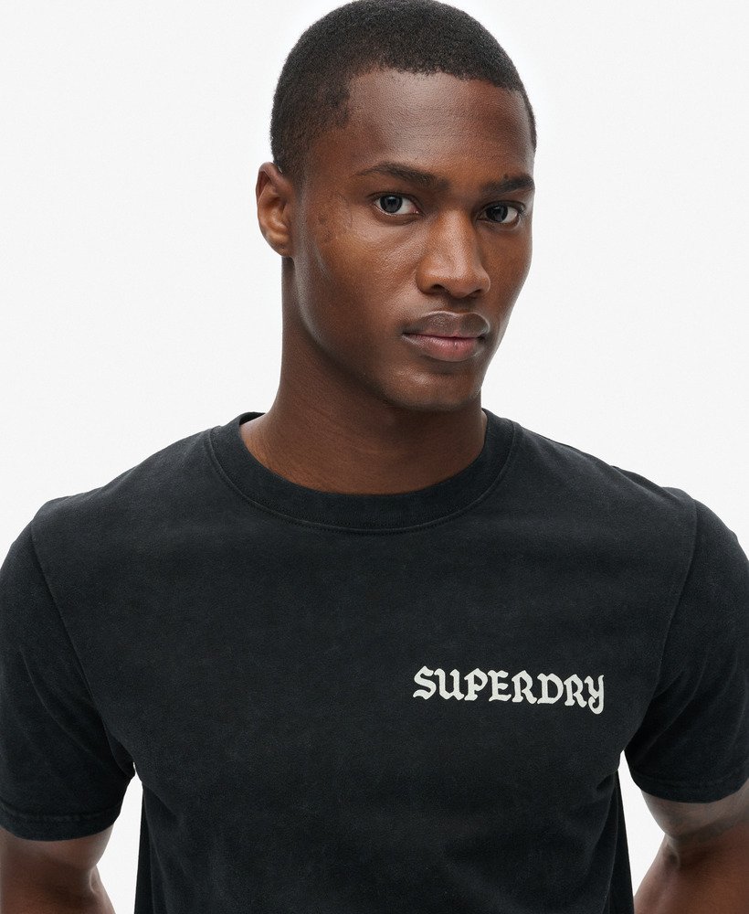 camiseta preta com estampa de tatuagem