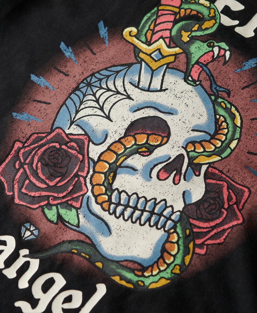 camiseta preta com estampa de tatuagem