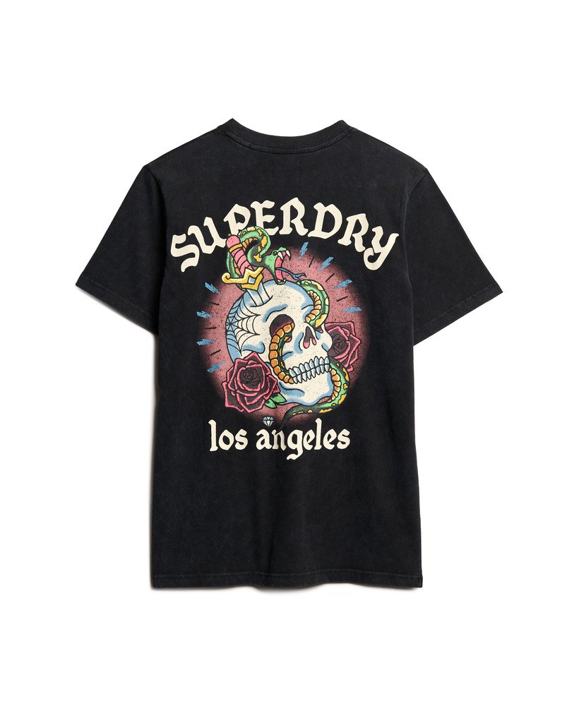 camiseta preta com estampa de tatuagem