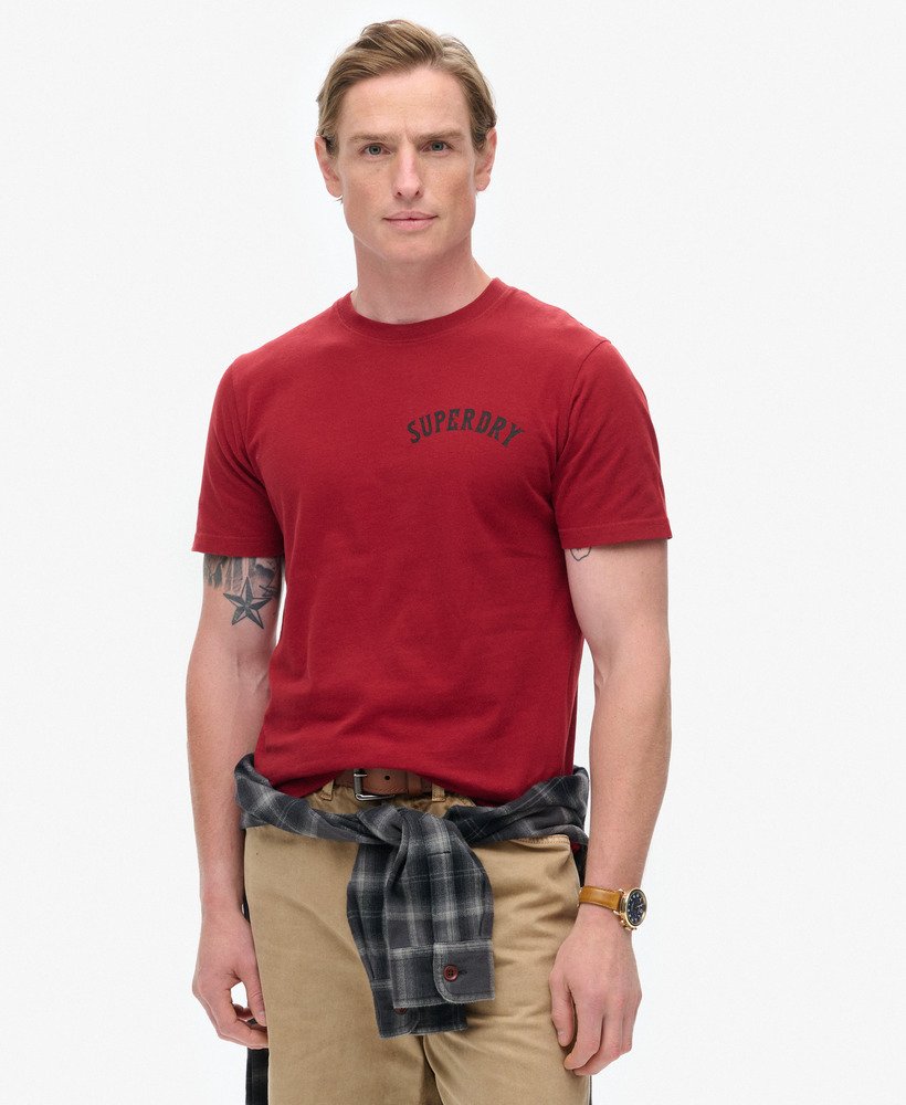 camiseta com estampa de tatuagem na cor vermelho vinho