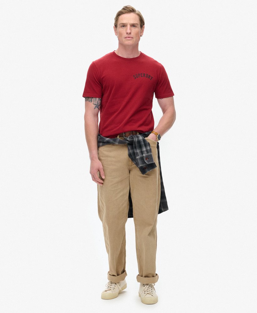camiseta com estampa de tatuagem na cor vermelho vinho