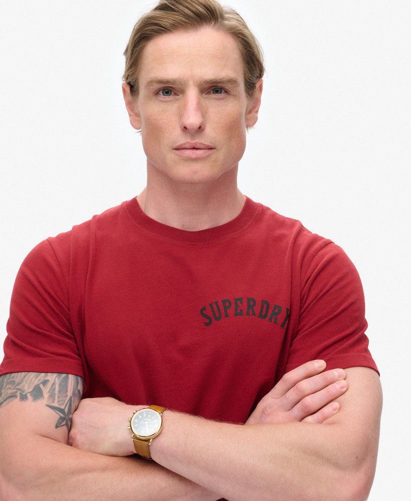 camiseta com estampa de tatuagem na cor vermelho vinho