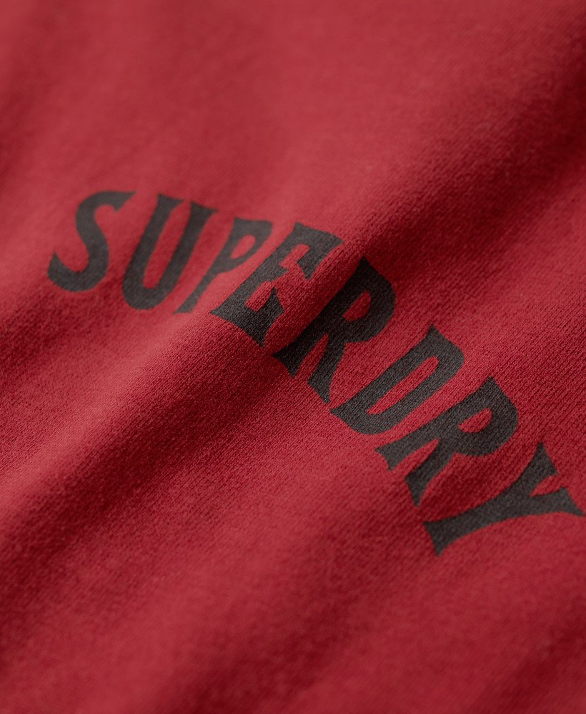 camiseta com estampa de tatuagem na cor vermelho vinho