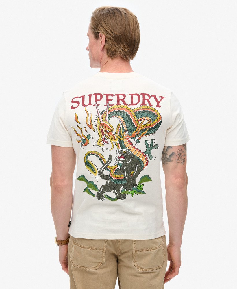 camiseta com estampa de tatuagem na cor creme.
