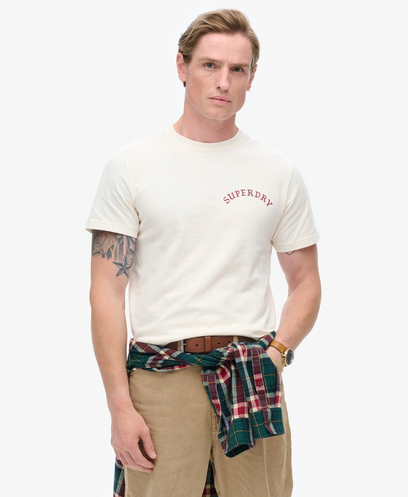 camiseta com estampa de tatuagem na cor creme.