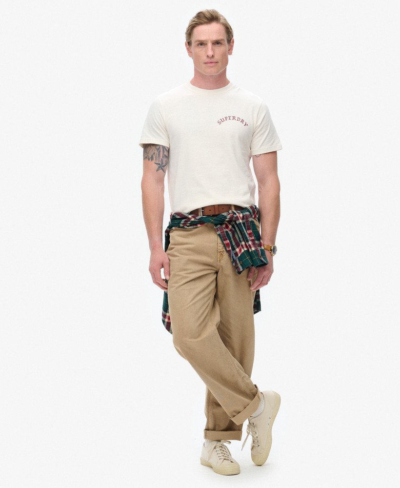 camiseta com estampa de tatuagem na cor creme.