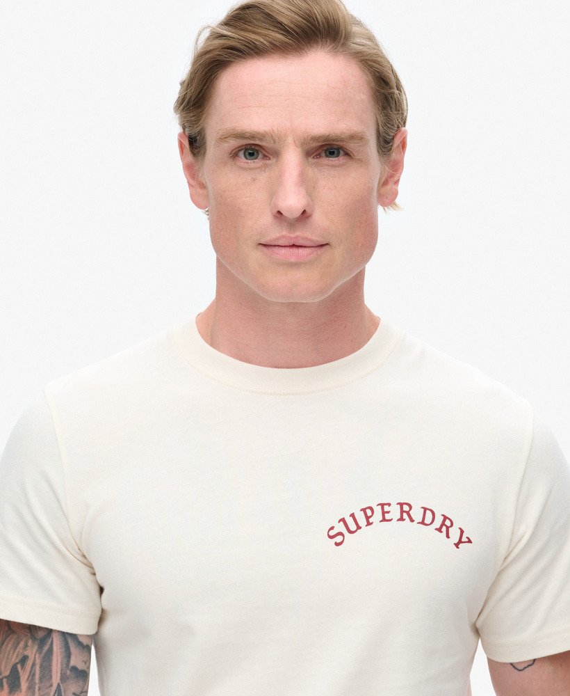 camiseta com estampa de tatuagem na cor creme.