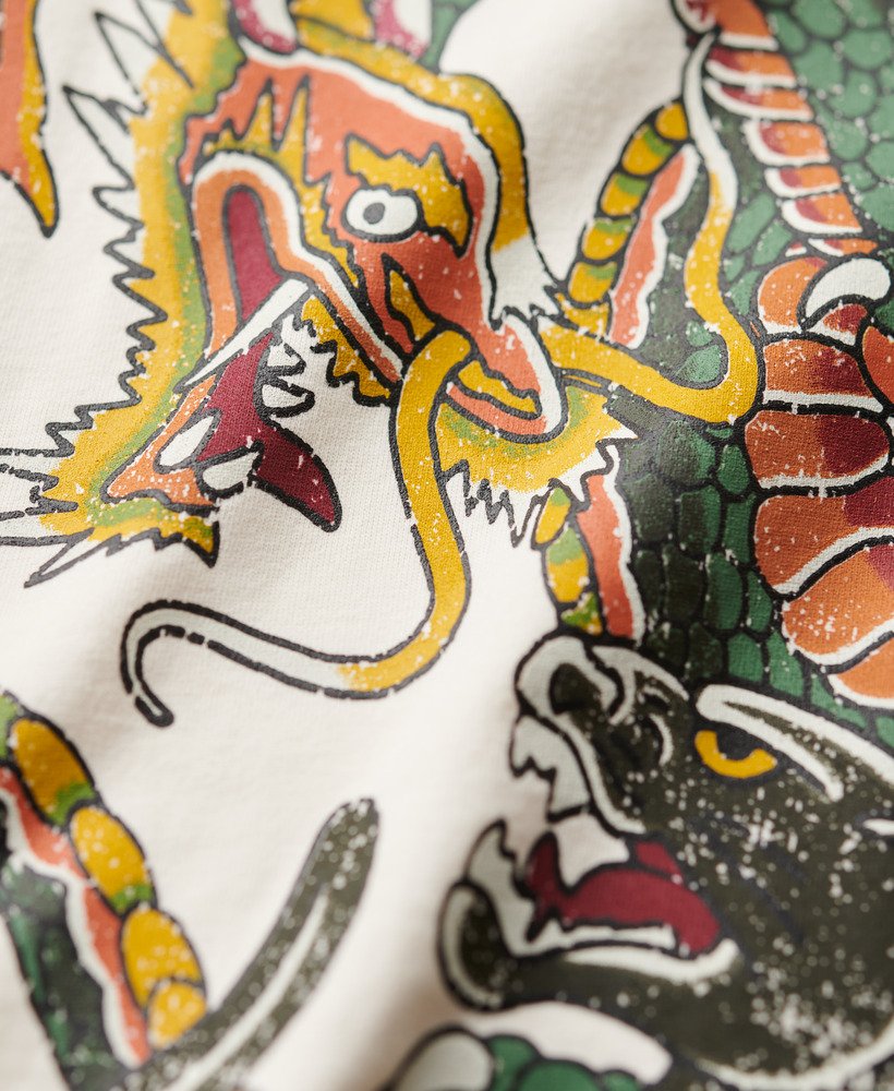 camiseta com estampa de tatuagem na cor creme.