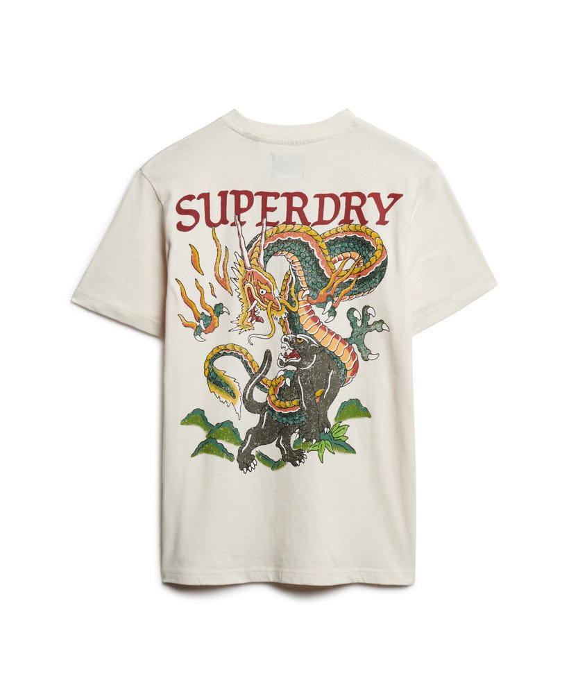 camiseta com estampa de tatuagem na cor creme.