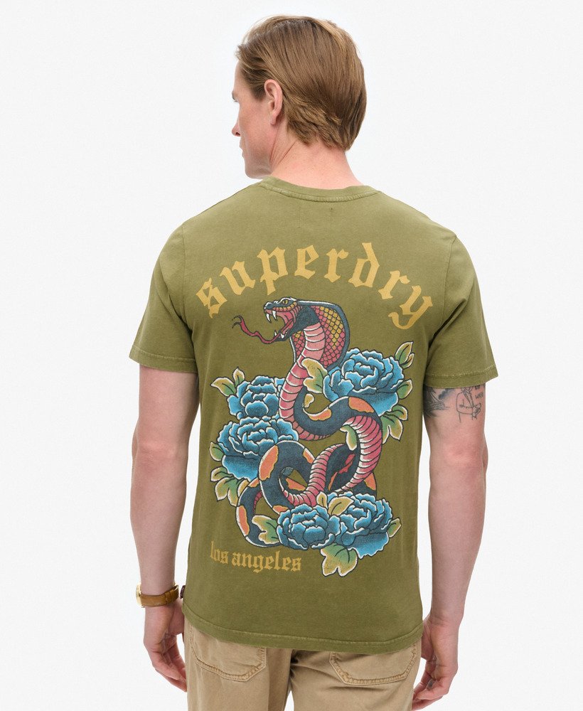 camiseta com estampa de tatuagem na cor cáquioliva