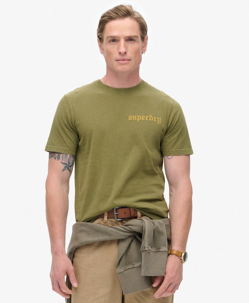 camiseta com estampa de tatuagem na cor cáquioliva
