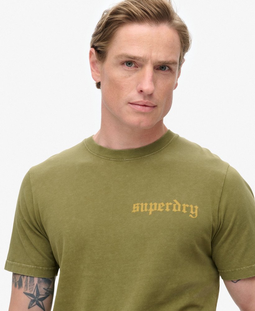 camiseta com estampa de tatuagem na cor cáquioliva
