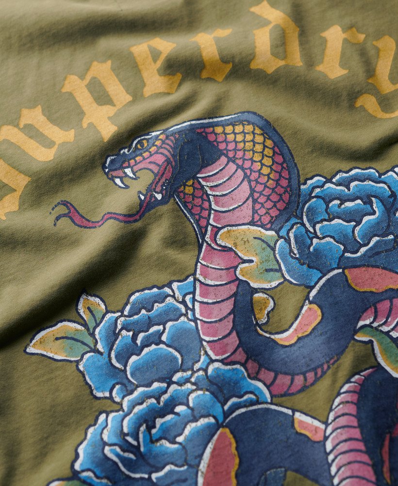 camiseta com estampa de tatuagem na cor cáquioliva