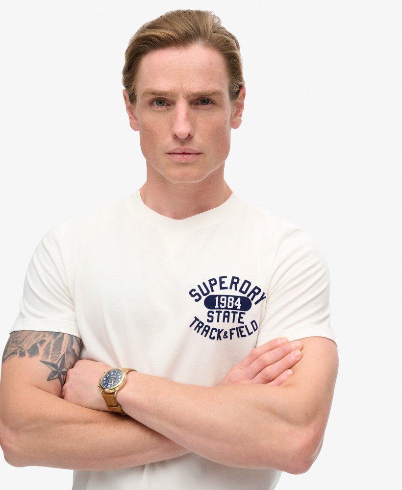 camiseta gráfica de atletismo na cor branca giz.