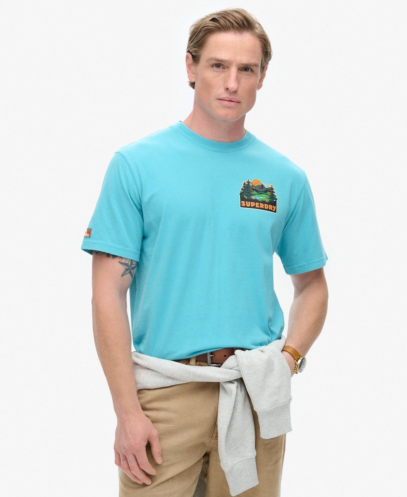 camiseta com estampa de cartão postal de viagem no peito na cor azul maui.