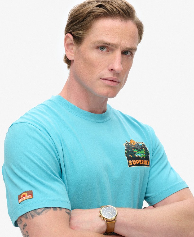 camiseta com estampa de cartão postal de viagem no peito na cor azul maui.