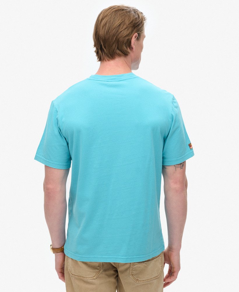 camiseta com estampa de cartão postal de viagem no peito na cor azul maui.