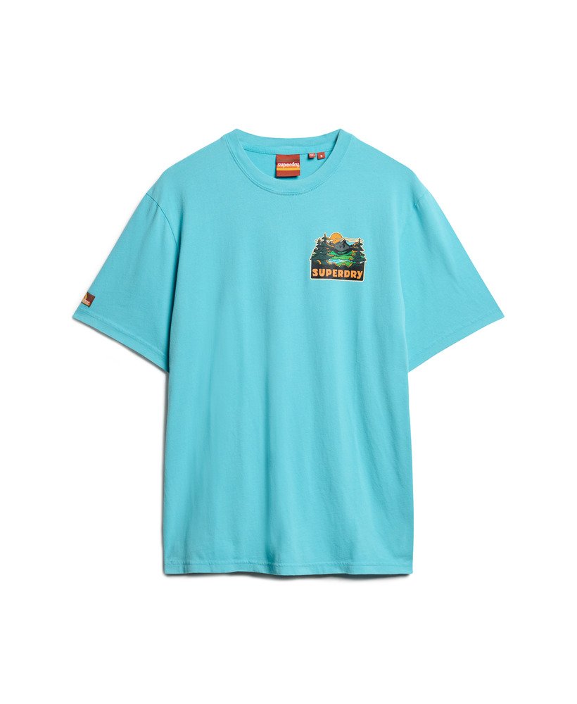 camiseta com estampa de cartão postal de viagem no peito na cor azul maui.
