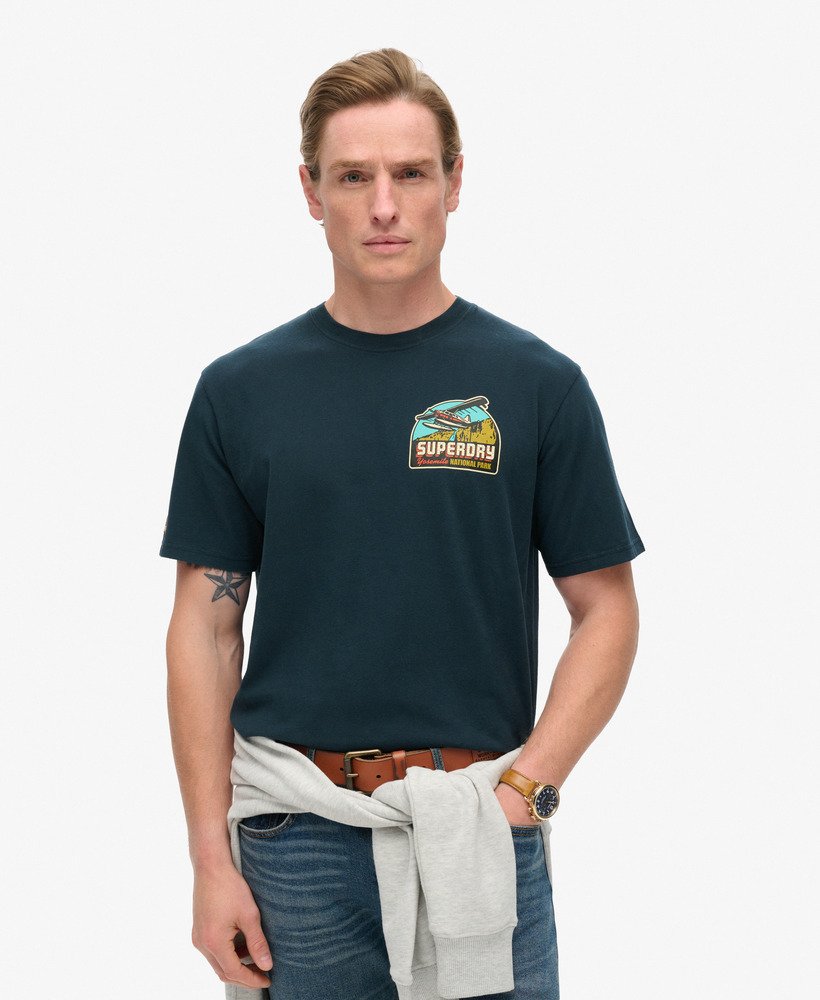 camiseta com estampa de cartão postal de viagem no peito na cor azul marinho eclipse.
