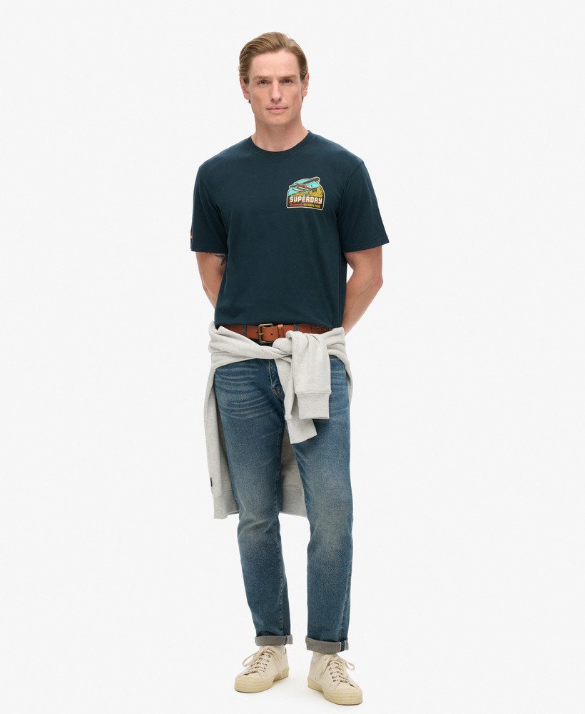 camiseta com estampa de cartão postal de viagem no peito na cor azul marinho eclipse.