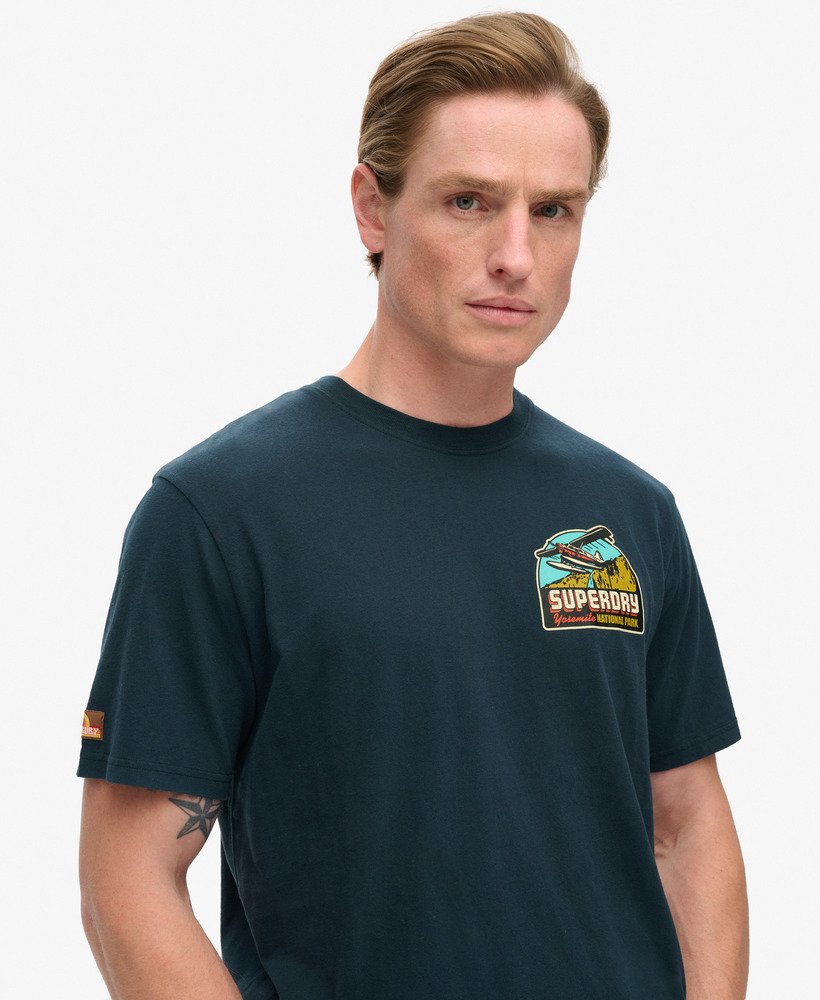 camiseta com estampa de cartão postal de viagem no peito na cor azul marinho eclipse.