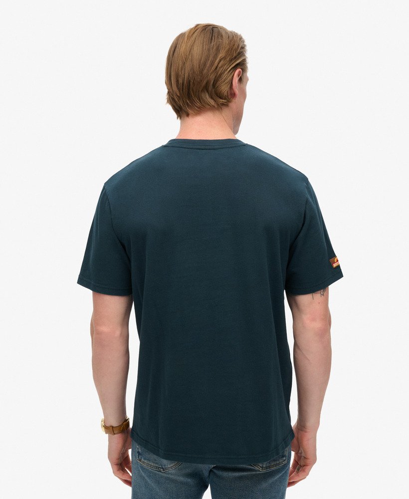 camiseta com estampa de cartão postal de viagem no peito na cor azul marinho eclipse.