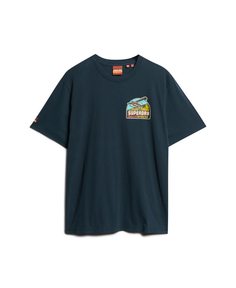 camiseta com estampa de cartão postal de viagem no peito na cor azul marinho eclipse.