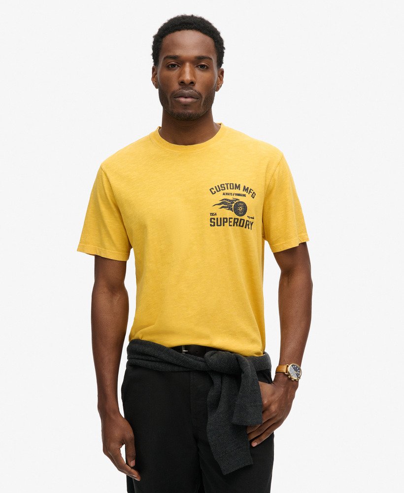 camiseta folgada com estampa de motociclista na cor amarela pigmentada.