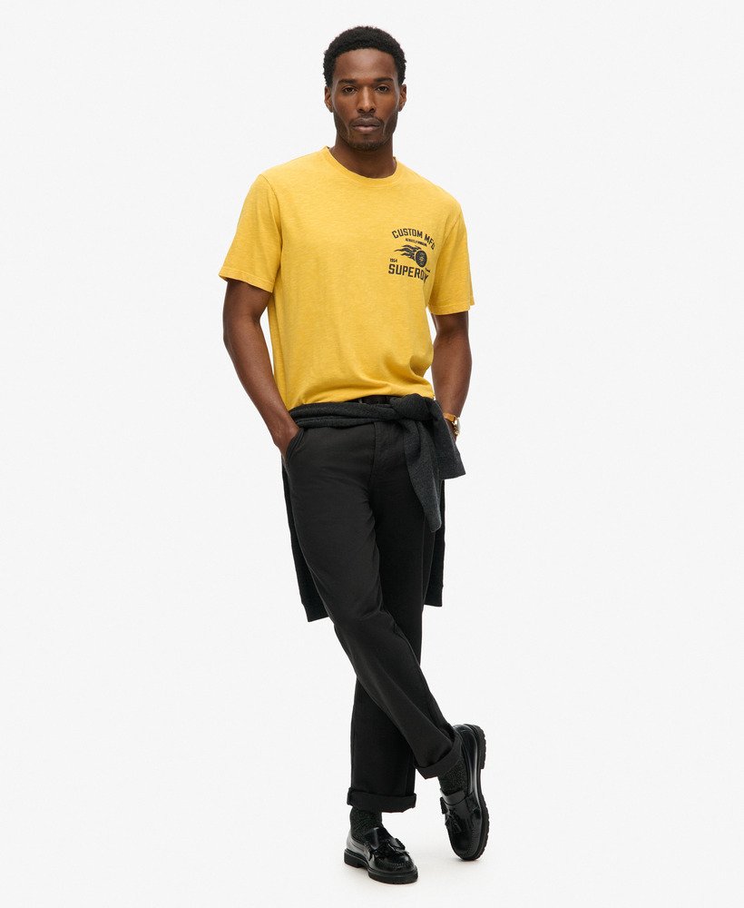 camiseta folgada com estampa de motociclista na cor amarela pigmentada.