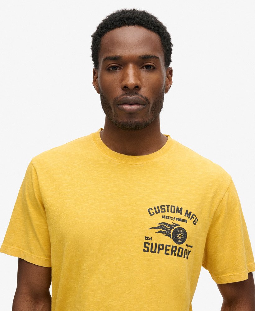 camiseta folgada com estampa de motociclista na cor amarela pigmentada.